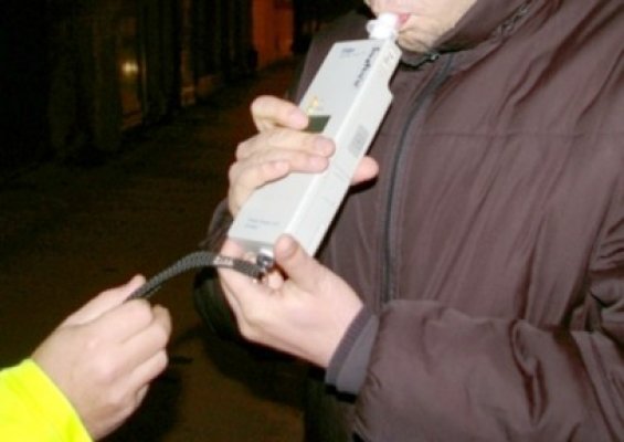 Beţi şi fără permise, depistaţi în trafic